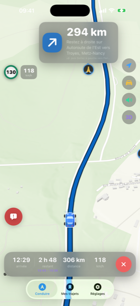 Guidage WayCar sur autoroute : consigne « Restez à droite sur Autoroute de l’Est vers Troyes, Metz-Nancy », panneau 130, vitesse 118 km/h, heure d’arrivée et distance restante.